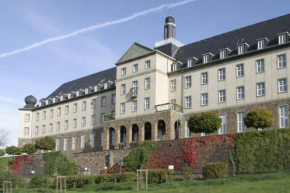Отель Kardinal Schulte Haus  Бергиш-Гладбах